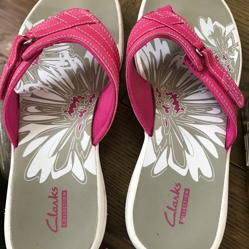 Clarks fuchsia flip flops